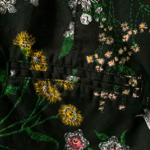 Pretty black floral everyday shorts size 4 - Picture 9 of 9